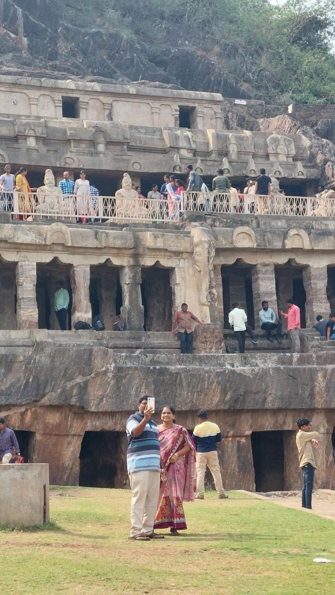 இந்த மர்மமான குகைகளைக் காண்பதும் அவற்றை ஆராய்வதும் சிறந்த அனுபவமாக இருக்கும்.