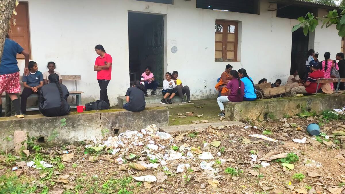 குப்பைமேடு அருகில் ஓய்வெடுக்கும் குத்துச்சண்டை வீரர்கள் - மயிலாடுதுறையில் அவலம்