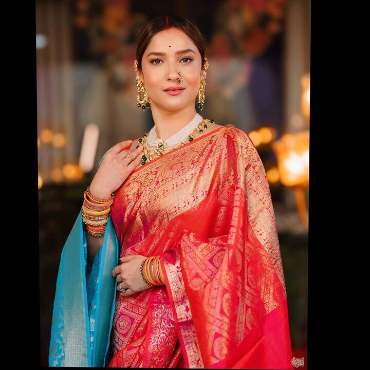 If you are a new bride and someone is going to attend a wedding. So this look of Ankita will be the right option for you. By wearing this red Banarasi saree, you too can look beautiful in the marriage.