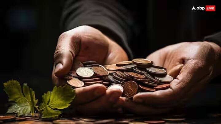 પૂર્વજોની નારાજગી દૂર કરવા માટે મૌની અમાવાસ્યા પર ઊનના કપડાં, તલ, જૂતા, ચંપલ વગેરેનું દાન કરો. એવું માનવામાં આવે છે કે આનાથી જીવનમાં સૌભાગ્ય આવે છે.