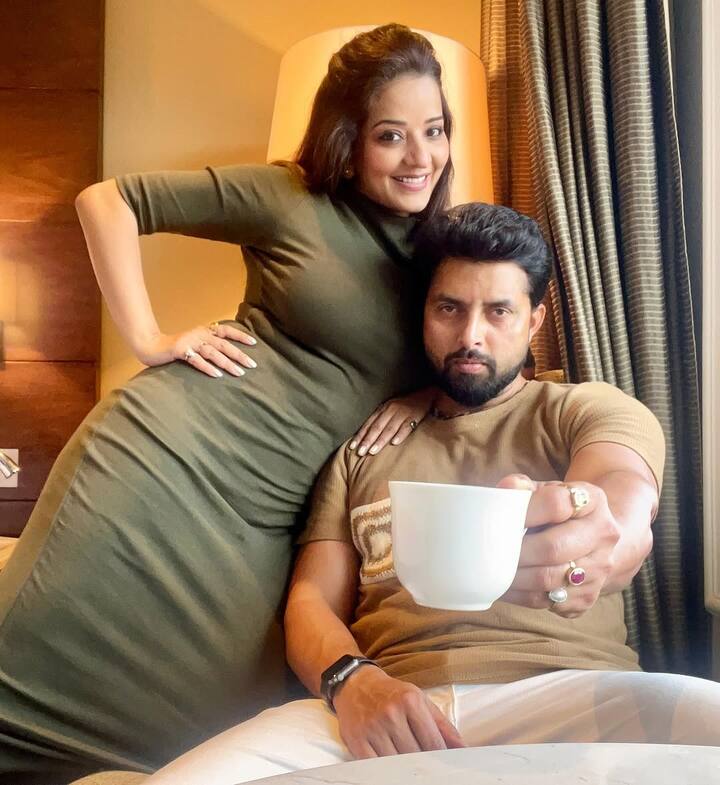 इन तस्वीरों में मोनालिसा और विक्रांत सिंह एक होटल के रूम में बैठे हुए हैं और एक-दूसरे के साथ कोजी होते नजर आए.