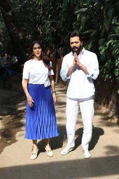 वाइफ जेनेलिया का हाथ थामे स्पॉट हुए रितेश देशमुख, यूजर्स बोले - ‘बॉलीवुड की बेस्ट जोड़ी’