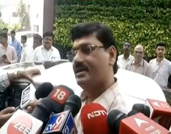 देवेंद्र फडणवीसांची भेट घेतल्यानंतर धनंजय मुंडे यांनी माध्यमांसोबत संवाद साधला. यावेळी संतोष देशमुखांची ज्यांनी हत्या केली त्या आरोपींना फास्ट ट्रॅकवर केस चालवून फासावर चढवलं पाहिजे, ही मी भूमिका स्पष्ट केली आहे, आजही हीच भूमिका आहे, असं धनंजय मुंडे यांनी स्पष्ट केलं.