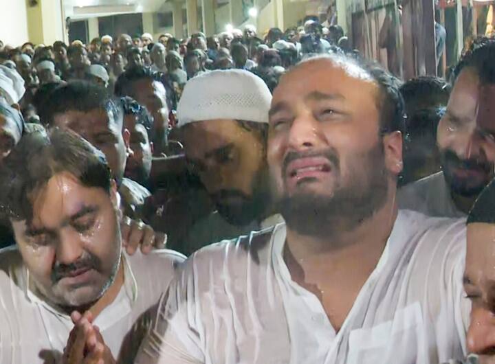 झीशानने आपल्या वक्तव्यात कुठेही बिश्नोई टोळीचा उल्लेख केलेला नाही. आपल्या वडिलांच्या हत्येमागे राजकीय नेते आणि बिल्डर्सचा हात असल्याचं झिशान सिद्दीकींनी स्पष्ट केलं.