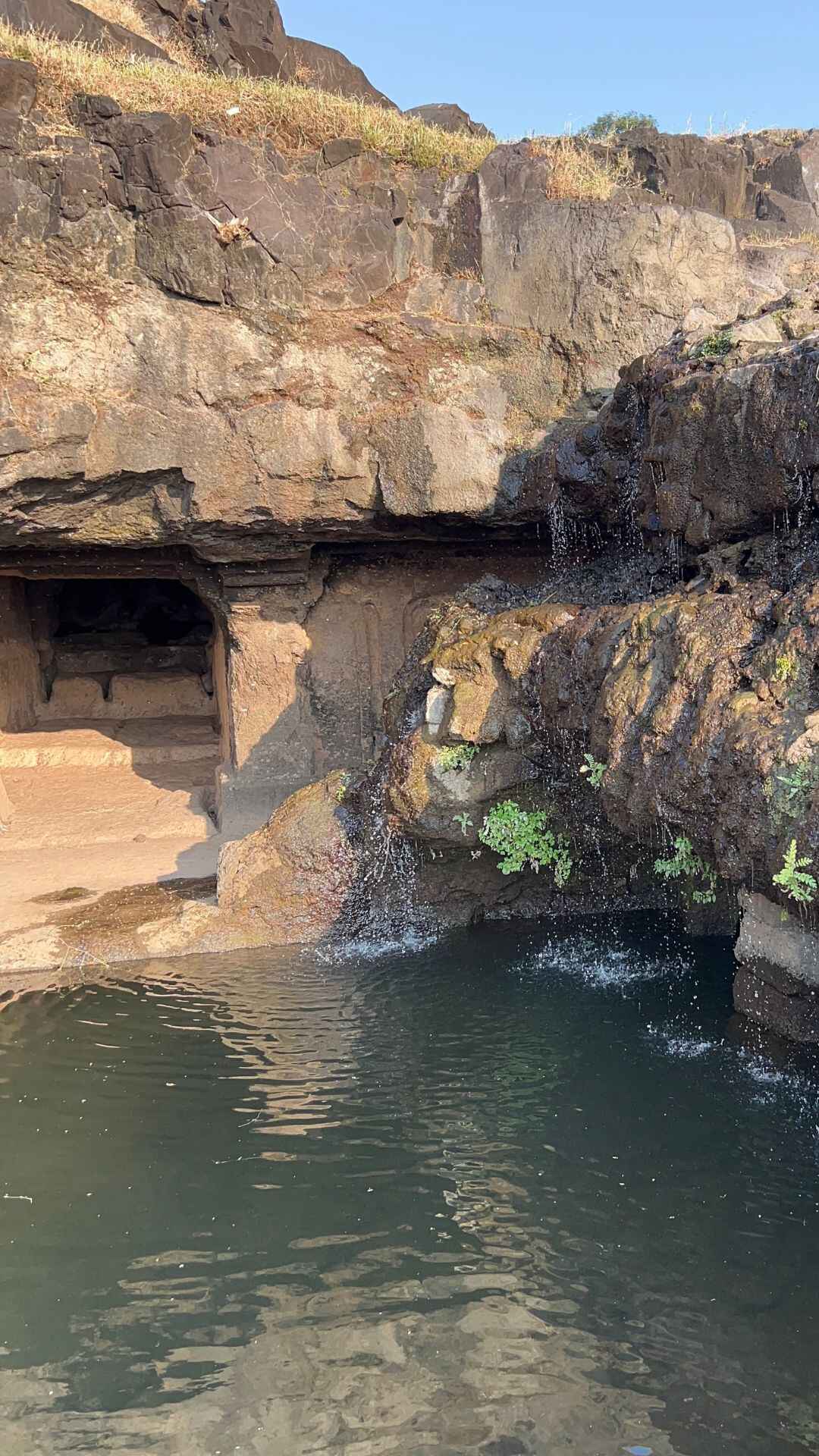 1. பொரா குகை