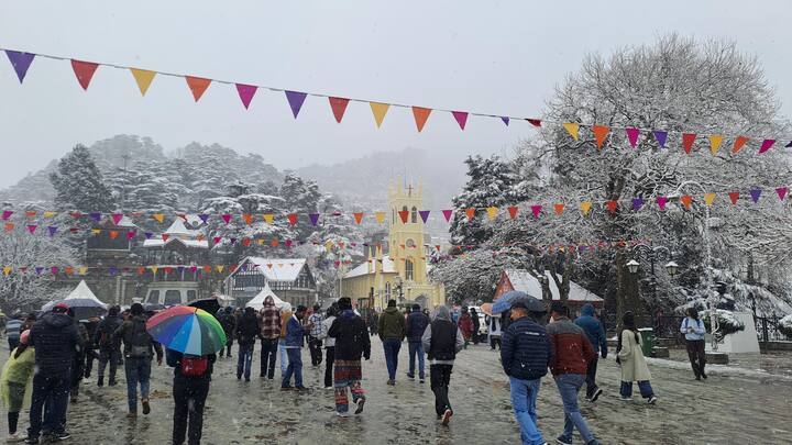 संदीप शर्मा ने बताया कि बीते 24 घंटे में अधिकतम तापमान में कोई बड़ा बदलाव देखने को नहीं मिला है. संदीप शर्मा ने बताया कि चंबा, ऊना, बिलासपुर और हमीरपुर के साथ अन्य इलाकों में शीत लहर को लेकर अलर्ट जारी किया गया है.