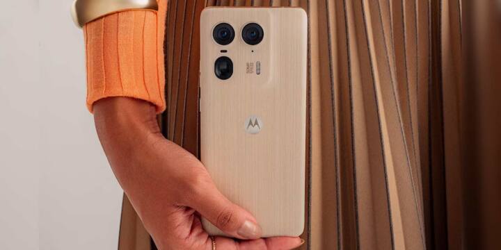 इसमें Snapdragon 7s Gen 2 प्रोसेसर है, जो तेज और स्मूथ परफॉर्मेंस सुनिश्चित करता है. फोन Android 14 पर काम करता है.