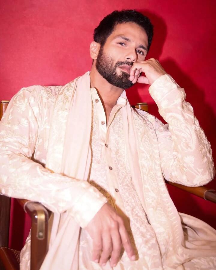 बता दें शाहिद कपूर की ‘देवा’ 31 जनवरी को सिनेमाघरों में रिलीज होने के लिए पूरी तरह से तैयार है. फिल्म में एक्टर पुलिस ऑफिसर का रोल निभा रहे हैं.