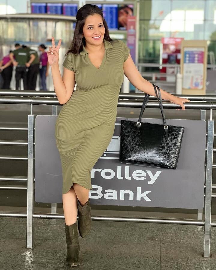 इससे पहले मोनालिसा एयरपोर्ट पर पोज देती नजर आई थी. इन तस्वीरों में भी एक्ट्रेस ने ग्रीन कलर की बॉडीकोन ड्रेस पहनी हुई है.