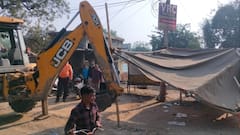 गया के टिकारी में चला बुलडोजर, मचा हड़कंप, फुटपाथी दुकानदारों को दी गई सख्त चेतावनी