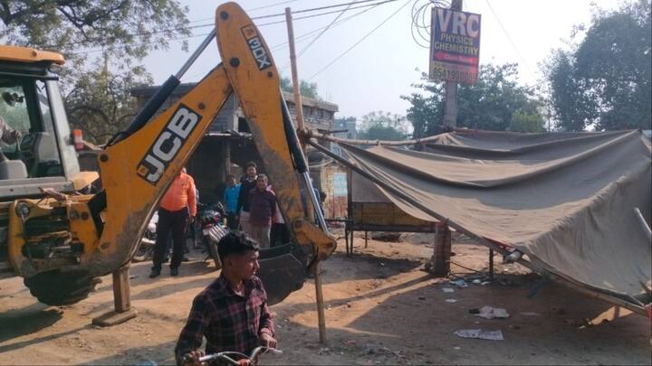 टिकारी अनुमंडल पदाधिकारी सुजीत कुमार, अनुमंडल पुलिस पदाधिकारी सुशांत कुमार चंचल, कार्यपालक पदाधिकारी राजेश झा सहित कई अधिकारी और स्थानीय थाने की पुलिस ने मिलकर अतिक्रमण को हटवाया.