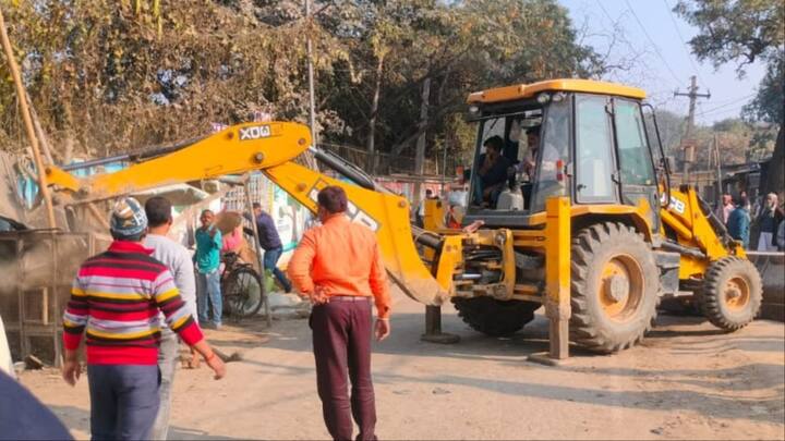 गया जिले के टिकारी प्रखंड में सोमवार (27 जनवरी) को अतिक्रमण हटाया गया. बुलडोजर को देख फुटपाथी दुकानदारों में हड़कंप मच गया.