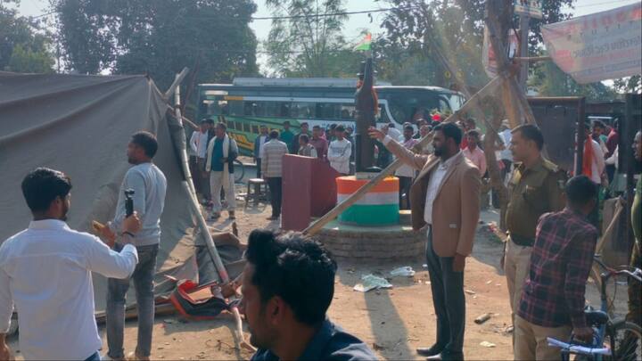 अतिक्रमण हटाने की सूचना के बाद फुटपाथी दुकानदार अपनी दुकान समेटकर भागते दिखे. कुछ अपनी दुकान को धक्का मारकर भागते नजर आए.