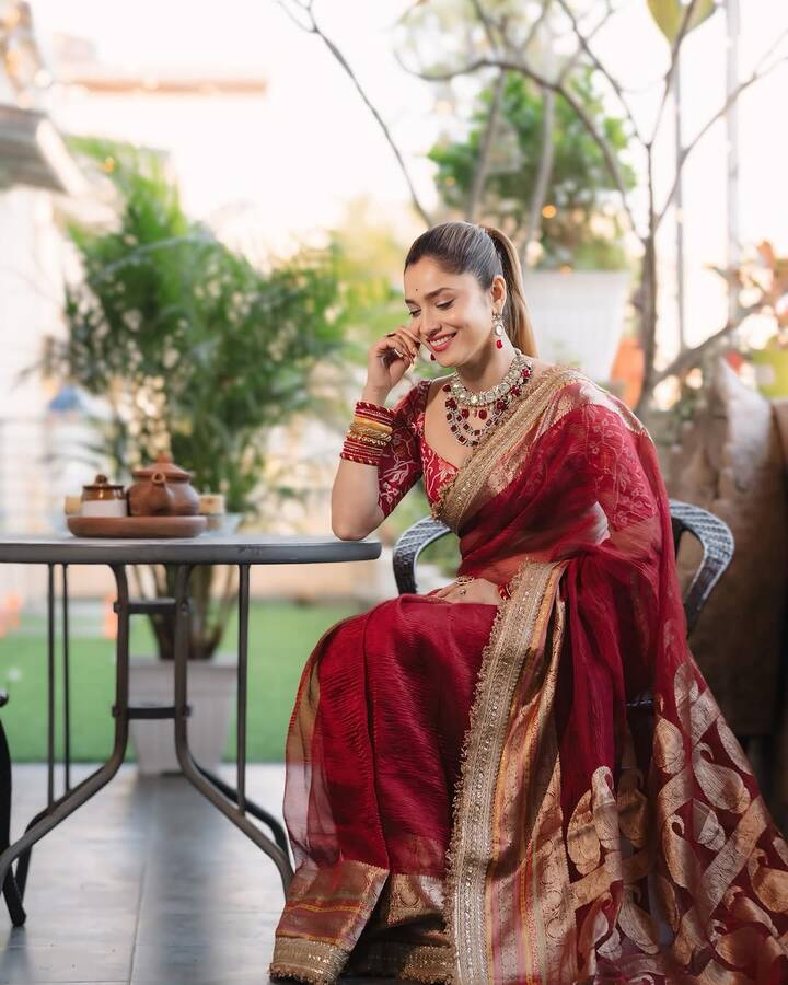 If you do not like heavy saree, then Ankita's maroon sari can also be tried. Which will look very heavy in appearance. The Golden Border is making the look of the saree even more beautiful.