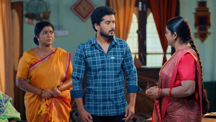 శౌర్యతో పాపను చూడాలని దీప పట్టుబడడంతో కార్తీక్ దీపకు నిజం చెప్పేస్తాడు. శౌర్య హాస్పిటల్​లో ఉందని చెప్పేసరికి దీప షాక్ అవుతుంది.  (Image Credit: Disney Plus Hotstar/ Star Maa)