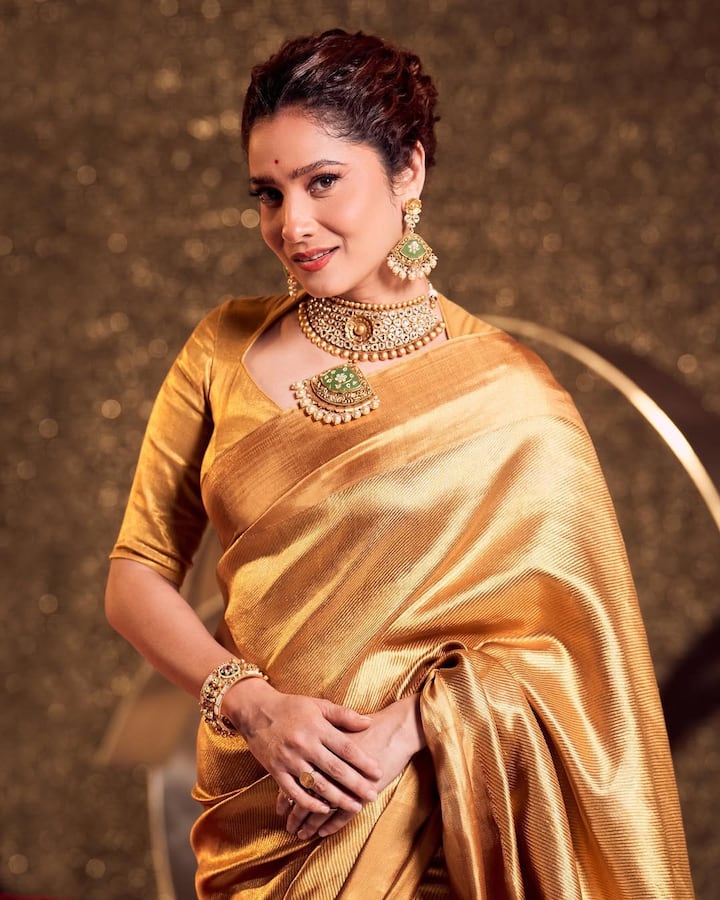 Nowadays golden color is also in trend. So like Ankita, you can also carry a golden color Banarasi saree in the wedding. In this too, you will look very beautiful like an actress.