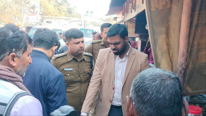 टिकारी एसडीएम ने फुटपाथी दुकानदारों और अतिक्रमणकारियों को सख्त चेतावनी दी है. दोबारा अतिक्रमण करने पर सख्त कानूनी कार्रवाई करने की बात कही गई है.