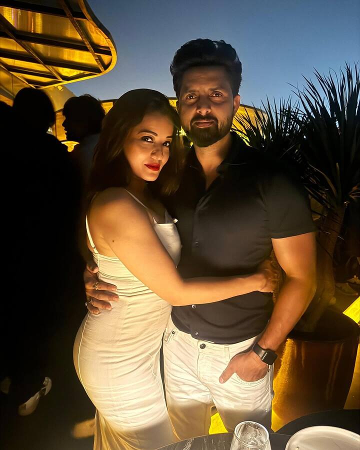 बता दें कि मोनालिसा ने अपना एक्टिंग करियर भोजपुरी सिनेमा से शुरू किया था. जहां वो 100 से भी ज्यादा फिल्में कर चुकी हैं.