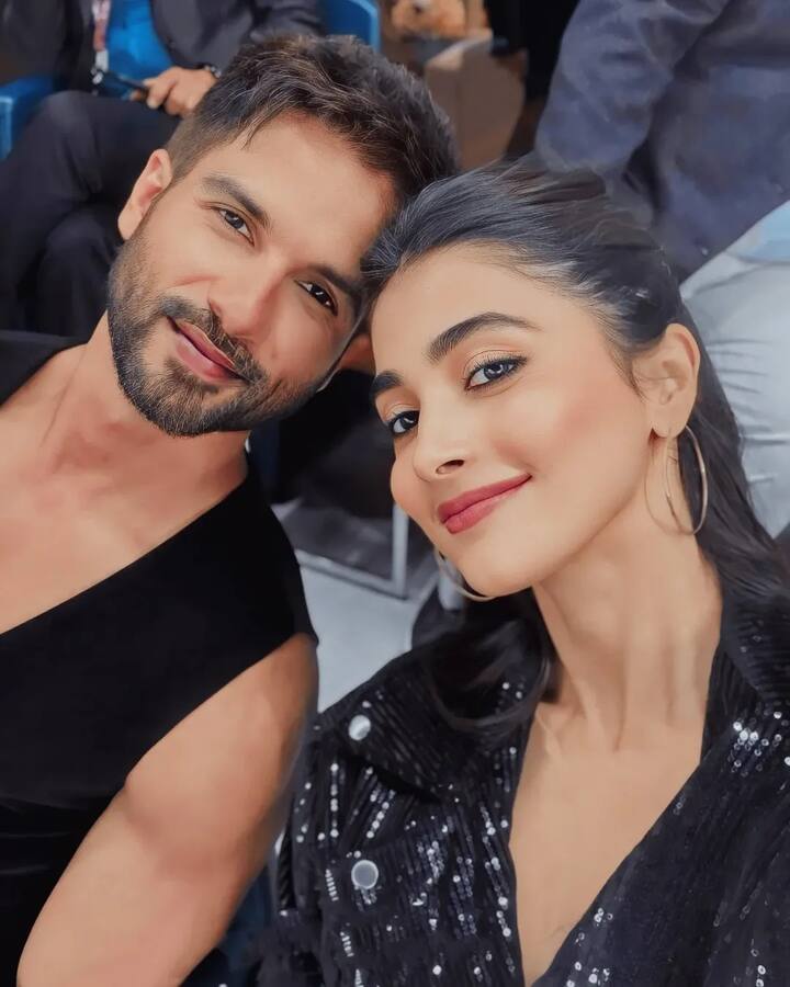 रिपोर्ट के अनुसार ‘देवा’ के कई सीन्स में अश्लील इशारे भी किए गए हैं. इन्हें भी सेंसर बोर्ड ने हटावा दिया है.