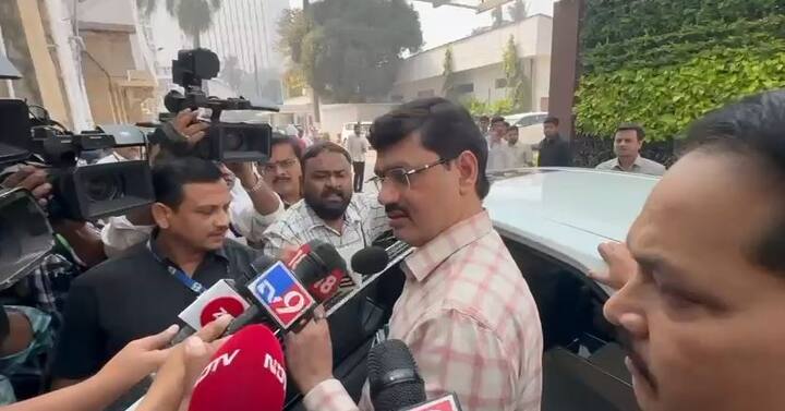 धनंजय मुंडे म्हणाले की, ज्यावेळेस व्यक्तिगत तुमच्यावर कुठलेही खोटे आरोप होतात, थेट तुमच्यावर आणि तुम्हाला जर लहान मूल असेल आणि ती जर तिसरीला शाळेत जात असेल ना...तर त्या मुलीला तिच्या मैत्रिणी आणि मित्र काय म्हणत असतील याचा विचार करा, असं धनंजय मुंडे म्हणाले.