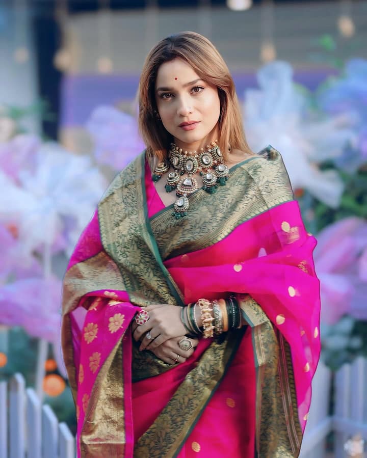 You can also choose this purple saree of the actress for marriage. You can fulfill this look like Ankita, wearing open hair, bindi on the forehead and heavy jewelery.