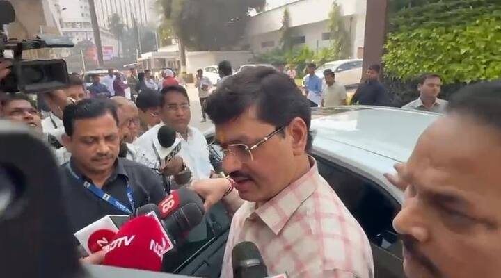 धनंजय मुंडे माध्यमांशी बोलताना भावूक झाल्याचे पाहायला मिळाले. माध्यमांनी धनंजय मुंडेंना विरोधकांकडून राजीनामा मागितला जातोय, असा प्रश्न विचारला. यानंतर धनंजय मुंडे थोडे गहिवरल्याचे दिसून आले.