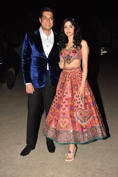 हार्ट शेप टॉप और कर्ली हेयर... इंडो-वेस्टर्न लुक में ग्लैमरस लगीं खुशी कपूर, वेलवेट ब्लेजर में जचे जुनैद खान