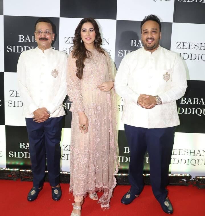 झीशानने सांगितलं की, एसआरए पुनर्विकास प्रकल्पाबाबत झालेल्या बैठकीत एका बिल्डरने त्याच्या वडिलांना शिवीगाळ केली होती.