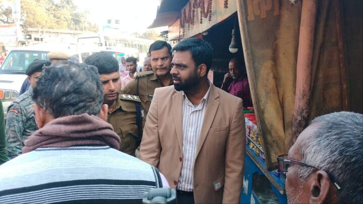 बता दें कि अतिक्रमण की वजह से टिकारी बस स्टैंड और टिकारी बाजार में हमेशा सड़क जाम की समस्या बनी रहती है. सड़कों पर बेतरतीब ढंग से फुटपाथी दुकानदार दुकानें लगाते हैं. अतिक्रमण हट जाने से वाहनों का आवागमन सहित पैदल चलने वालों को भी काफी सुविधा मिलेगी.