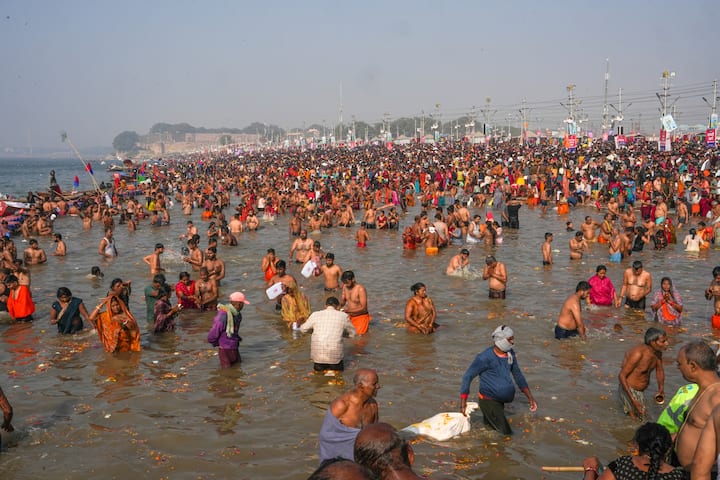 अगर आप निजी वाहन से प्रयागराज पहुंच रहे हैं तो जौनपुर मार्ग, मिर्जापुर मार्ग, कानपुर-कौशांबी मार्ग, वाराणसी मार्ग, रीवा-चित्रकूट मार्ग और लखनऊ प्रतापगढ़ मार्ग पर पार्किंग की व्यवस्था की गई है.