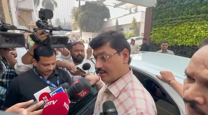 राष्ट्रवादी काँग्रेस अजित पवार गटाचे मंत्री धनंजय मुंडे यांनी आज (28 जानेवारी) मंत्रालयात मंत्रिमंडळाच्या बैठकीत हजेरी लावली.