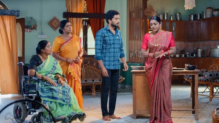 కార్తీకదీపం సీరయల్ ఈరోజు ఎమోషనల్​గా సాగింది. కార్తీక్ ఇంటికి వచ్చేసరికి దీప ఏడుస్తూ మూలన కూర్చొని ఉంటుంది. (Image Credit: Disney Plus Hotstar/ Star Maa)