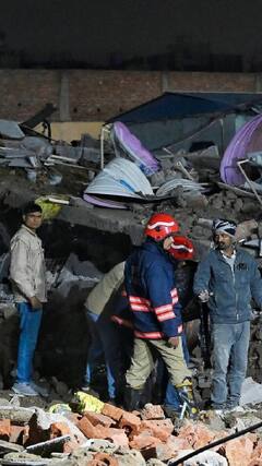 दिल्ली के बुराड़ी में 4मंजिला इमारत गिरी | ABP SHORTS