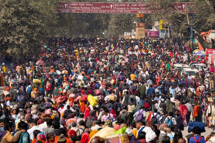 अगर आप फ्लाइट लेकर प्रयागराज पहुंच रहे हैं तो आपको एयरपोर्ट से शटल बस और टैक्सी की सुविधा मिलेगी, हालांकि ये शटल सिर्फ हिंदू हॉस्टल तक ही जाएगी. यहां से संगम तक पैदल ही जाना होगा.
