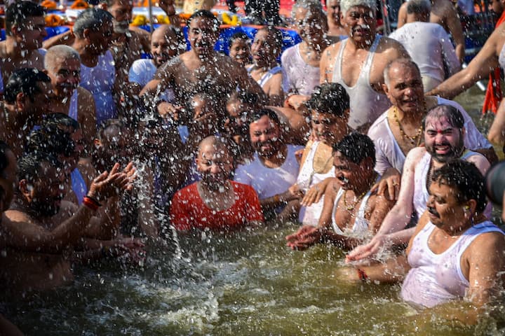 পরের তারিখটি ছিল মকর সংক্রান্তি, সেদিনও লক্ষ লক্ষ ভক্ত প্রয়াগরাজে স্নান করেন। প্রয়াগের সুবিশাল সঙ্গমতটে প্রায় ৪ হাজার হেক্টর জমি জুড়ে বিছিয়ে থাকা কুম্ভ সাম্রাজ্যে জড়ো হয়েছিলেন কোটি কোটি ভক্ত ।