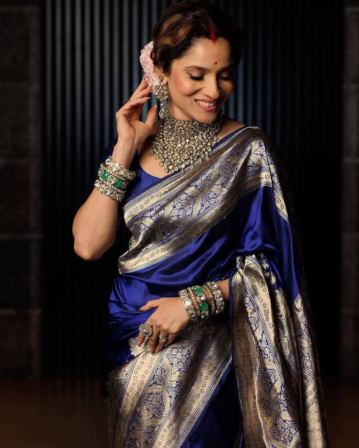Ankita Lokhande always impresses fans with her saree look. You can also carry this heavy border blue sari in the actress. Which will give you absolutely Queen Vibe.