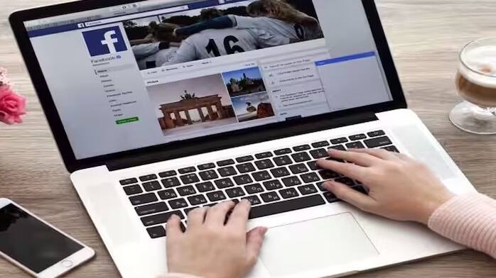 તમારે કંપનીના લેપટોપ પર સોશિયલ મીડિયા એકાઉન્ટનો ઉપયોગ ન કરવો જોઈએ. આનાથી સંદેશ જશે કે તમે તમારો મોટાભાગનો સમય સોશિયલ મીડિયા પર પસાર કરો છો અને તમારી પ્રોડક્ટિવિટી ઓછી થઈ જાય છે. આ તમારી પ્રોફેશનલ ઇમેજ ખરાબ થઇ શકે છે