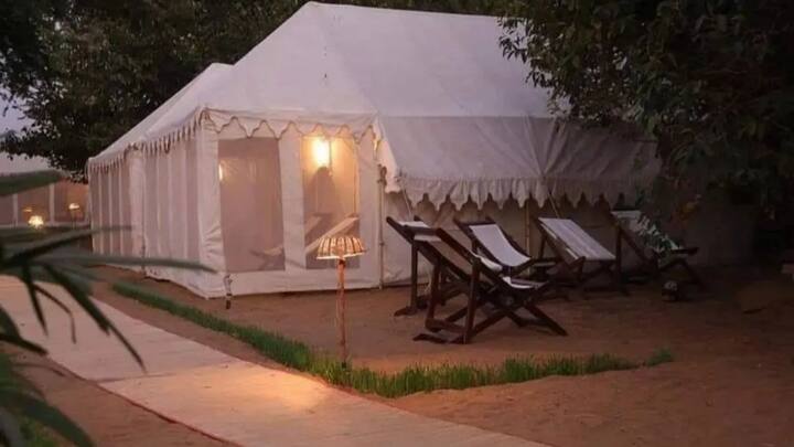 इसके अलावा प्रयागराज महाकुंभ में विला टेंट भी मौजूद है. इसकी बुकिंग के लिए 20,000 रुपये और 18% GST अलग से शामिल है. इन टेंटों में आपको इन कीमतों के भीतर नाश्ता, लंच और डिनर भी मिलेगा. अगल से बेड के लिए आपको 5000 रुपये देने होंगे. विला टेंट में अलग से बेड के लिए 7000 रुपये देने पड़ेंगे.