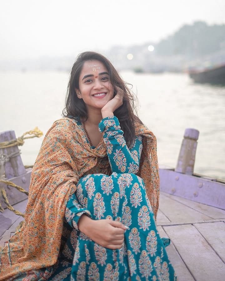 తాజాగా కాశీకి వెళ్లి అక్కడ దిగిన ఫోటోలను ఇన్స్టాగ్రామ్లో షేర్ చేస్తూ.. ఈ బంధాలలో ఏ మందున్నదో ❤️🤌✨ #deepthisunaina అంటూ క్యాప్షన్ ఇచ్చింది.(Images Source : Instagram/Deepthi Sunaina)