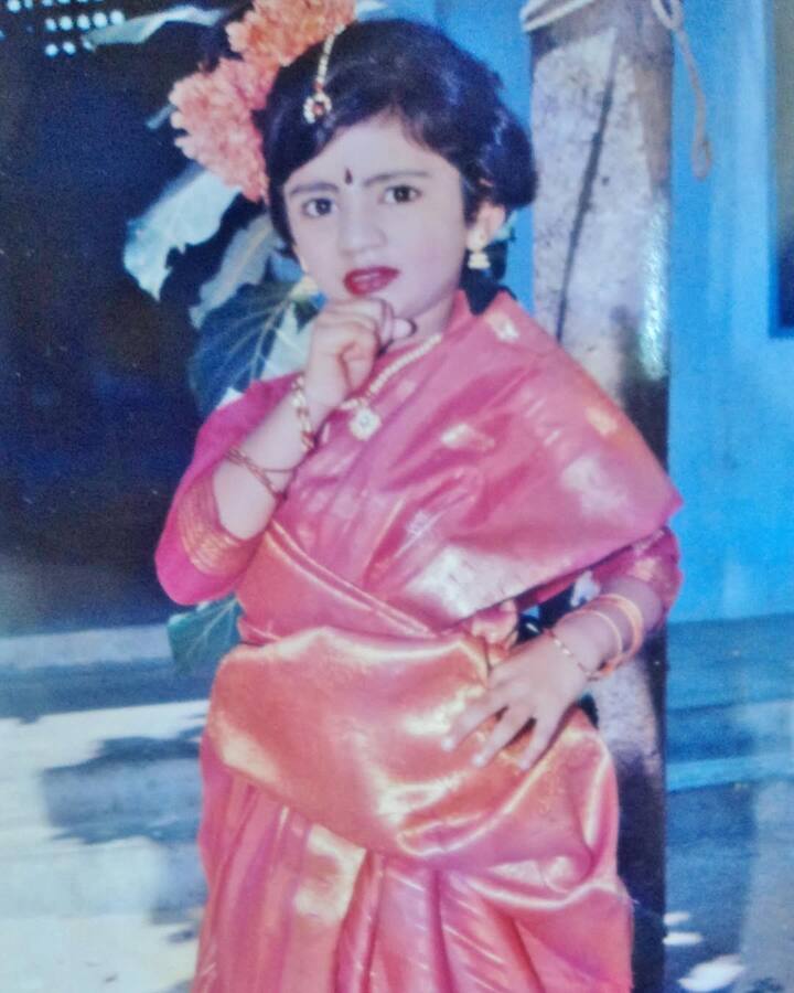 இவர்களின் காதலை சேர்த்து வைத்த பெருமையும் பிக்பாஸ் நிகழ்ச்சியை தான் சேரும். பிக் பாஸ் தமிழ் 8 நிகழ்ச்சியில் நடந்த பிரீஸ் டாஸ்கின் போது சவுண்டுக்கு கொடுக்க உள்ளே வந்த விஷ்ணுவுக்கு, சவுண்டு தன்னை திருமணம் செய்து கொள்ள முடியுமா? என புரபோஸ் செய்தது பிக்பாஸ் நிகழ்ச்சியில் ஒரு காதல் படம் பார்த்த நிறைவை கொடுத்தது.