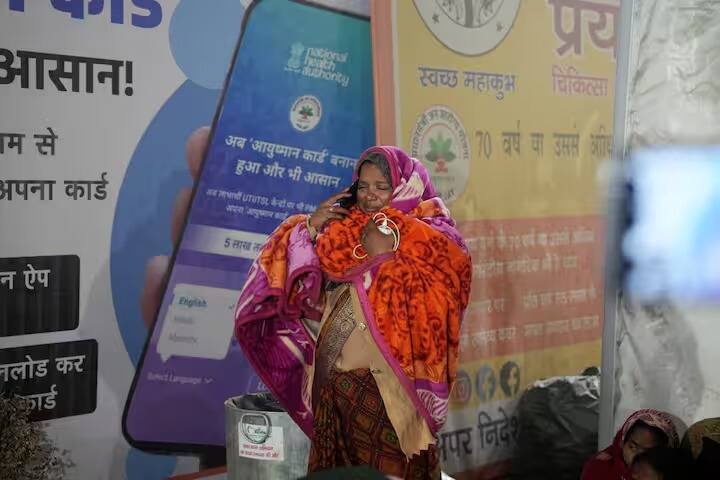 महाकुंभात झालेल्या चेंगराचेंगरीनंतर भाविक त्यांच्या लोकांपासून वेगळे झाले. त्यानंतर एक महिला फोनवर बोलत होती.