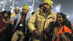 Maha Kumbh Stampede: तस्वीरों में देखिए महाकुंभ में मची भगदड़ के बाद के हालात, किसी ने जोड़े हाथ तो कोई बैठा मायूस