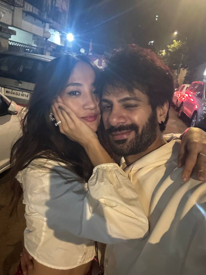 Accompanying the pictures, Karan Veer wrote a cryptic caption: “Maine jo kuch bhi socha hua hai woh meh waqt aanay pe kar jauga. Tum mujhe zeher lagti ho aur meh kissi din tumhe pe k maar jauga.”