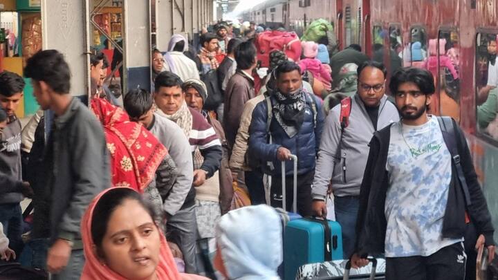 भारतीय रेलवे की ओर से भी श्रद्धालुओं की सहूलियत को देखते हुए बहुत सी ट्रेनें एक्स्ट्रा चलाई जा रही है. जो देश के अलग-अलग राज्यों से चलाई जा रहे हैं. अगर आप भी प्रयागराज महाकुंभ में पवित्र स्नान करने जा रहे हैं. और आपने वहां जाने के लिए टिकट बुक करवा ली है.