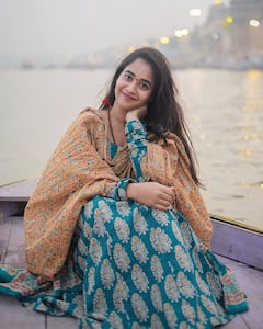 Deepthi Sunaina : డివోషనల్ లుక్​​లో దీప్తి సునయన.. కాశీకి వెళ్లి శివయ్య టాటూ వేయించుకుందిగా