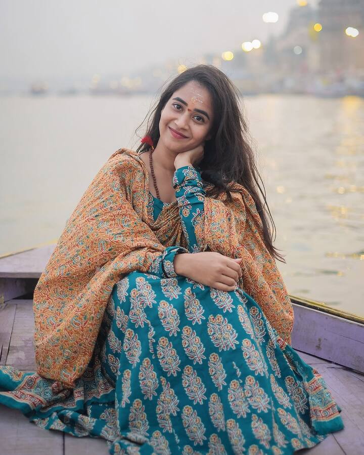 సింపుల్గా ముస్తాబై.. హెయిర్ లీవ్ చేసి.. ట్రెడీషనల్గా పంజాబీ వేసుకుని.. ఫోటోలకు నవ్వుతూ ఫోజులిచ్చింది. ఈ మధ్య డివోషనల్ టూర్కి వెళ్లి అక్కడి ఫోటోలు, వీడియోలు షేర్ చేస్తోంది దీప్తి. (Images Source : Instagram/Deepthi Sunaina)