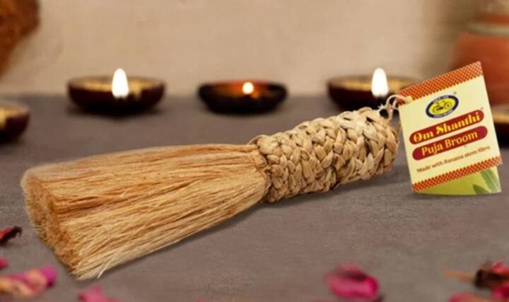 अमावस्येच्या दिवशी घरात नवीन झाडू आणू नये. अमावस्येच्या दिवशी नवीन झाडू खरेदी केला तर माता लक्ष्मी नाराज होते. तिचा नकारात्मक परिणाम होतो आणि घरात गरिबी, दारिद्रय येतं.