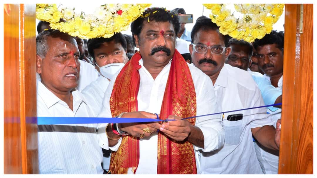 TDP high commannd has become serious about former minister Gummanur Jayaram comments threatening media Andhra Pradesh News: గమ్మునుండాలి గుమ్మనూరు!- ఎమ్మెల్యేకు టీడీపీ అధష్ఠానం క్లాస్‌ 