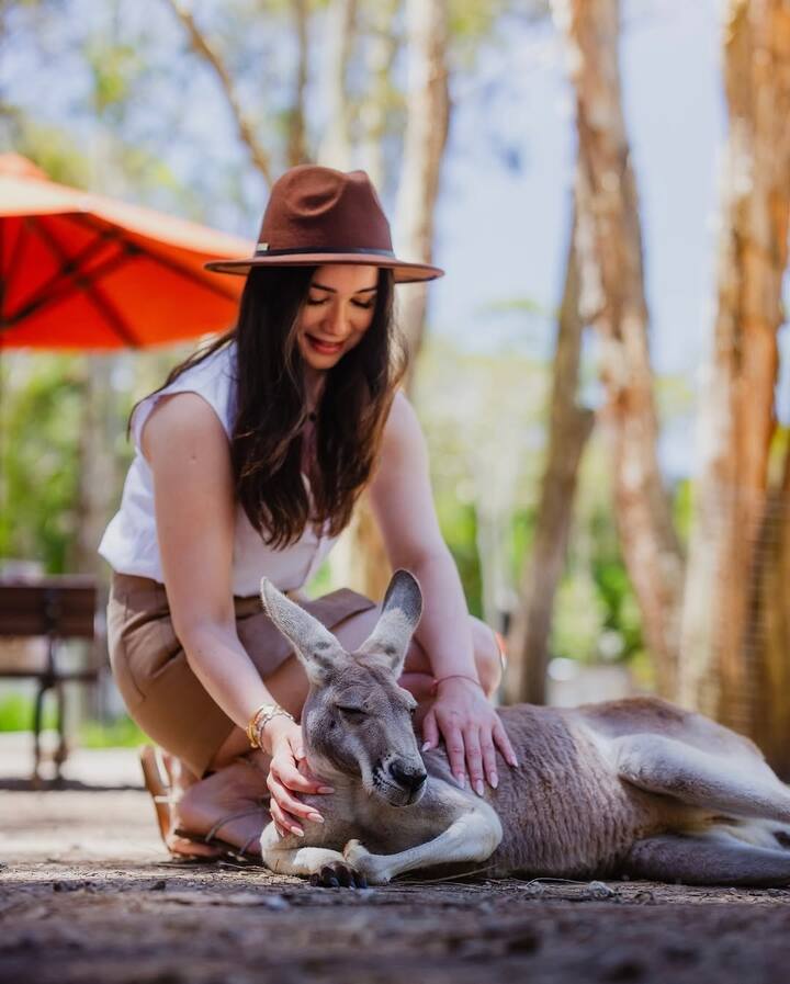 પ્રખ્યાત ક્રિકેટર સચિન તેંડુલકરની પુત્રી સારાએ તાજેતરમાં ઇન્સ્ટાગ્રામ પર તેની નવીનતમ તસવીરો શેર કરી છે. આ તસવીરોમાં સારા તેંડુલકર ખુબસુંદર લાગી રહી છે.