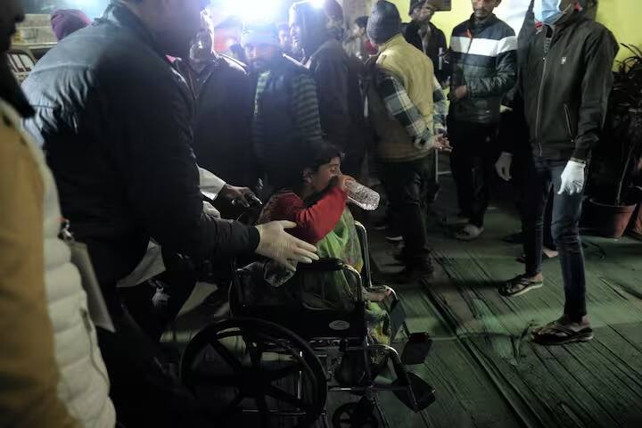 मौनी अमावस्येच्या निमित्तानं कोट्यवधी भाविक अमृत स्नानासाठी प्रयागराज महाकुंभात पोहोचले होते. यादरम्यान चेंगराचेंगरी झाली, ज्यामध्ये अनेक लोक जखमी झाले.